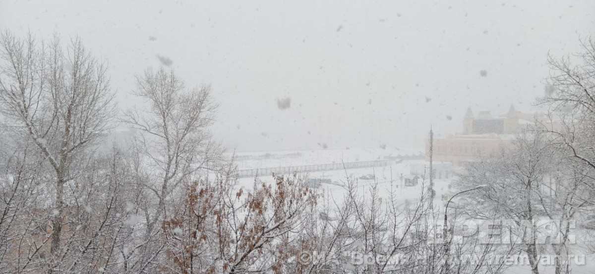 Более четырех тысяч дворников и дорожных рабочих устраняют последствия снегопада в Нижнем Новгороде