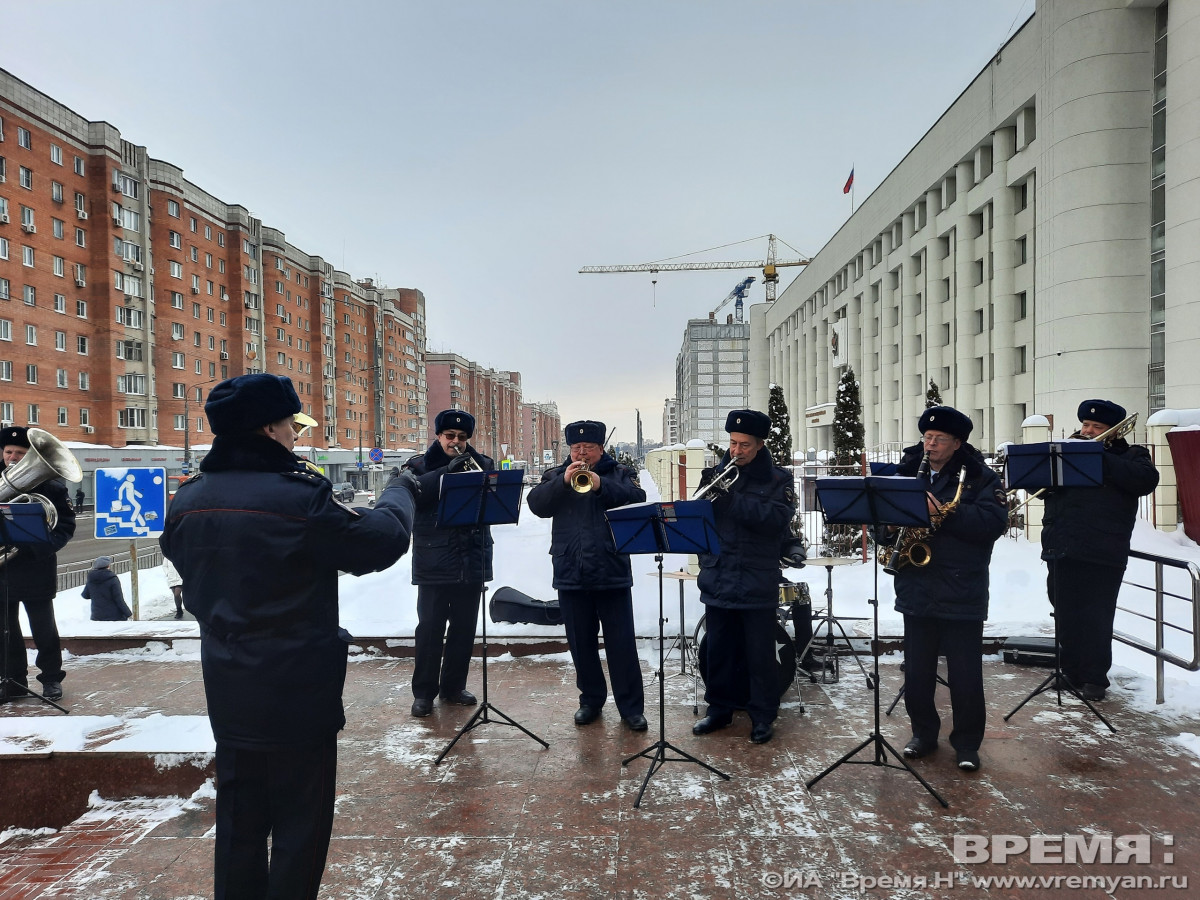 Оркестр нижегородского ГУ МВД дал концерт у станции метро «Горьковская»