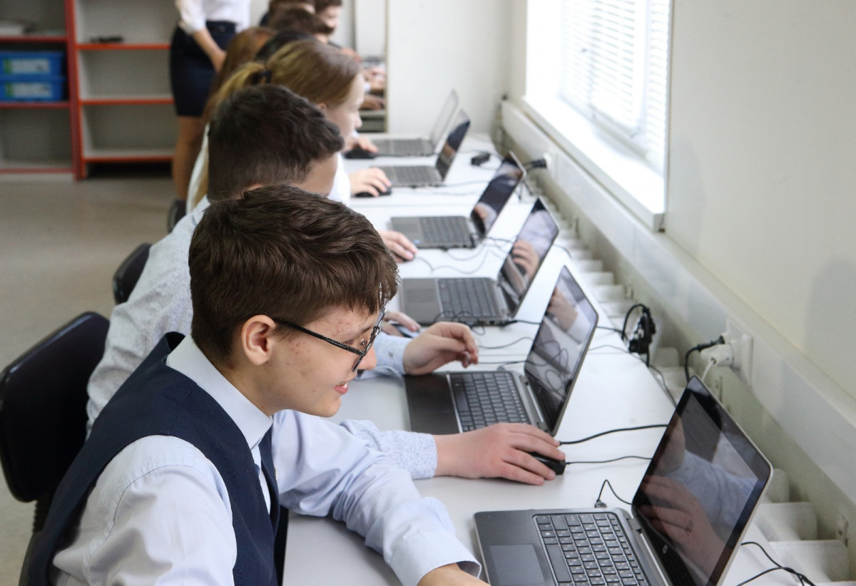 Более 21 тысячи учебных кабинетов в нижегородских школах оснащено точками доступа Wi-Fi