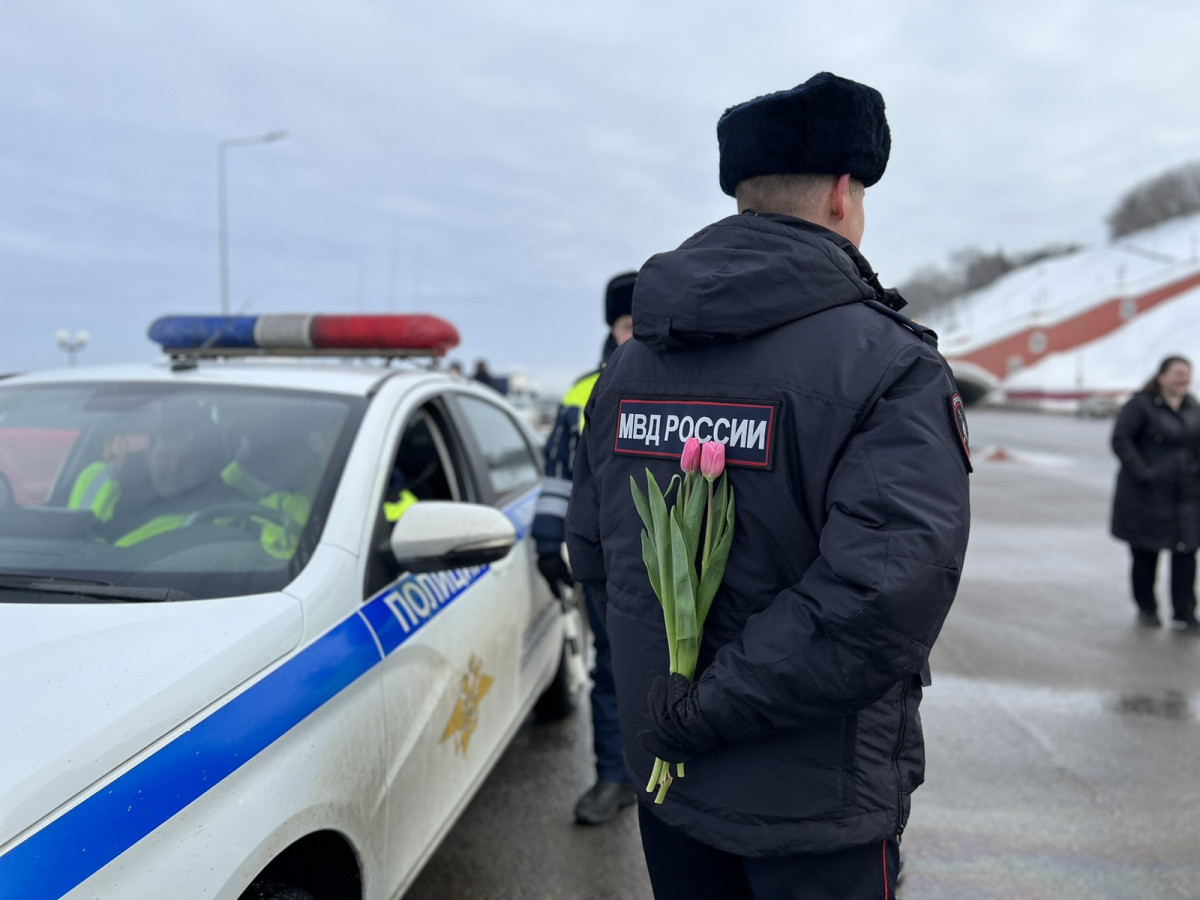 Сотрудники ГИБДД оригинально поздравляли нижегородок с Международным женским днем