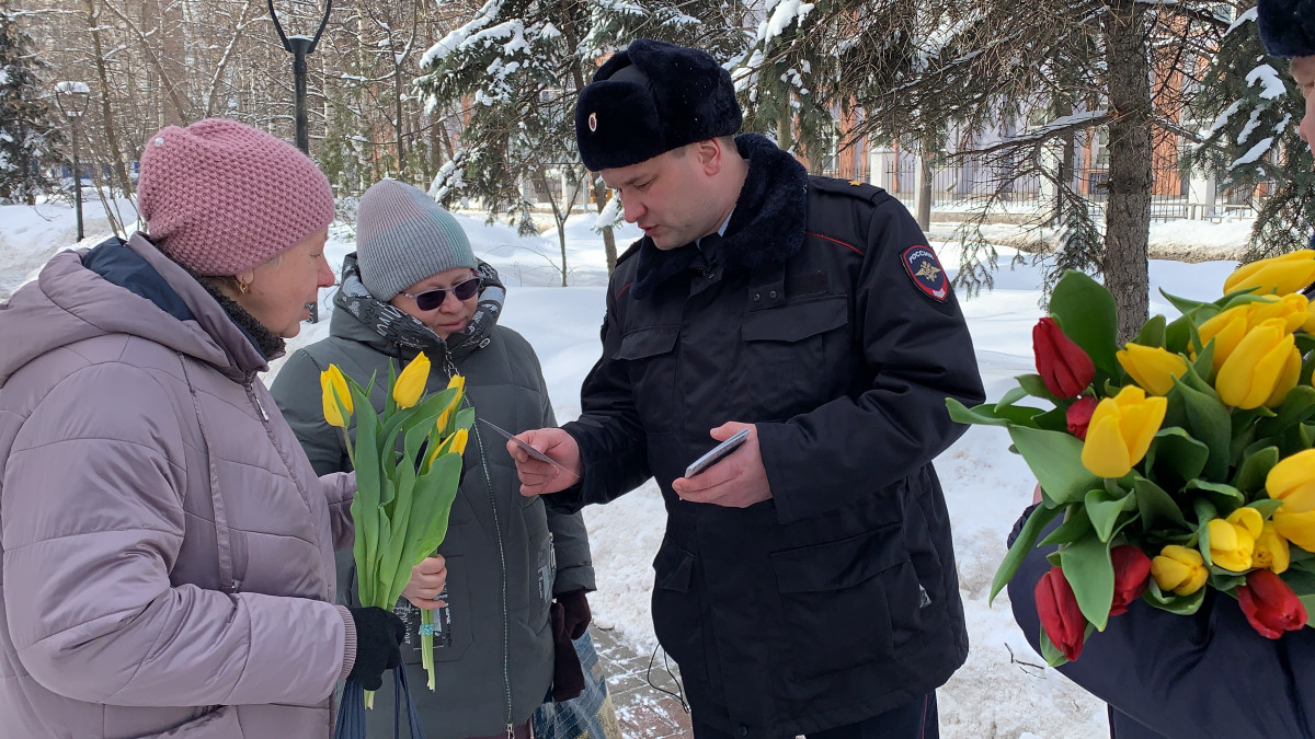 Полицейские поздравили нижегородок букетами тюльпанов и «антиобманными» открытками