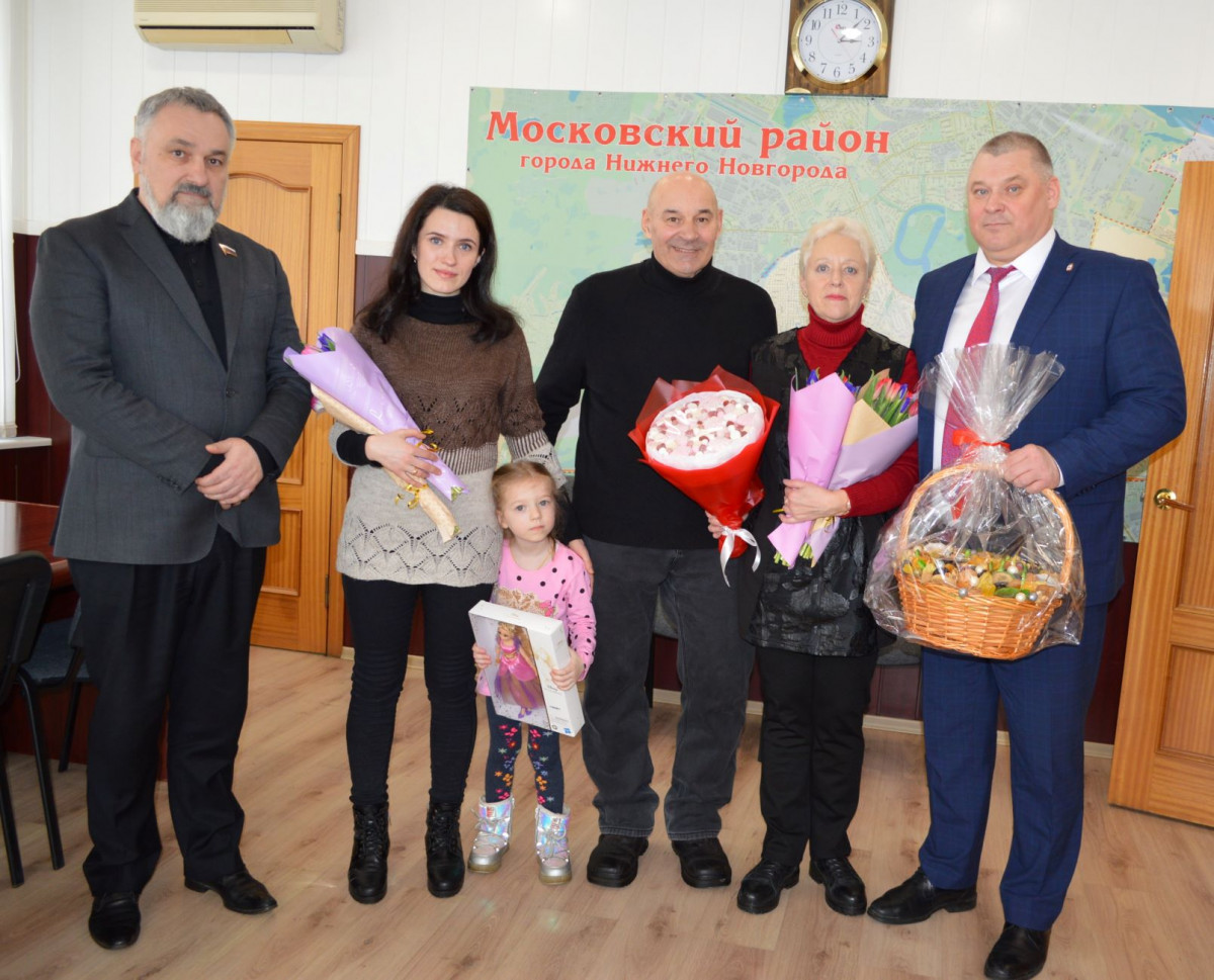 Семью героя Михаила Черных поздравили с 8 марта