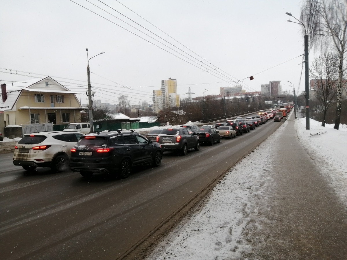 Многокилометровые пробки сковали Нижний Новгород утром 10 марта
