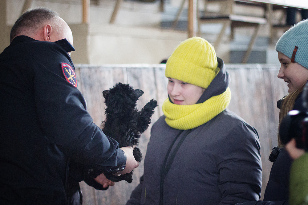 Нижегородские полицейские подарили щенка девочке из Мариуполя
