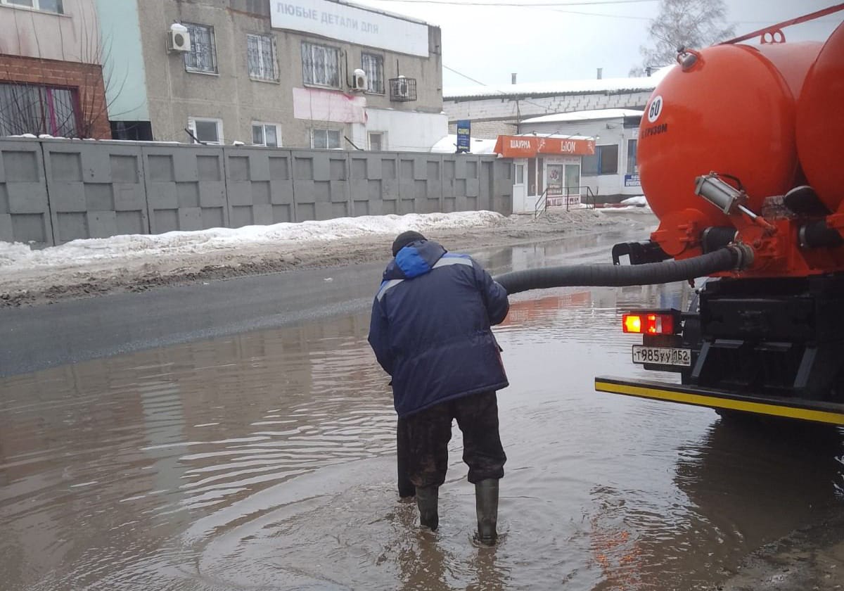 Водооткачивающая техника работает на улицах Нижнего Новгорода