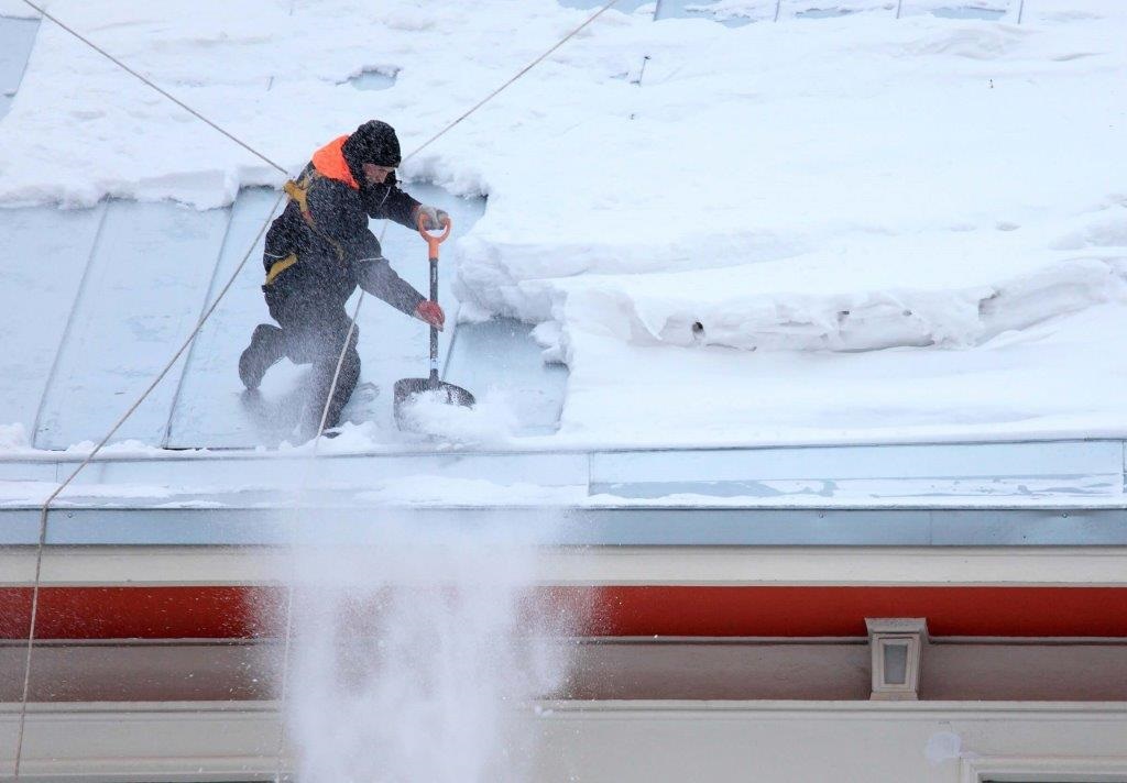 Сход снега с крыш домов может привести к обрывам линий электропередачи