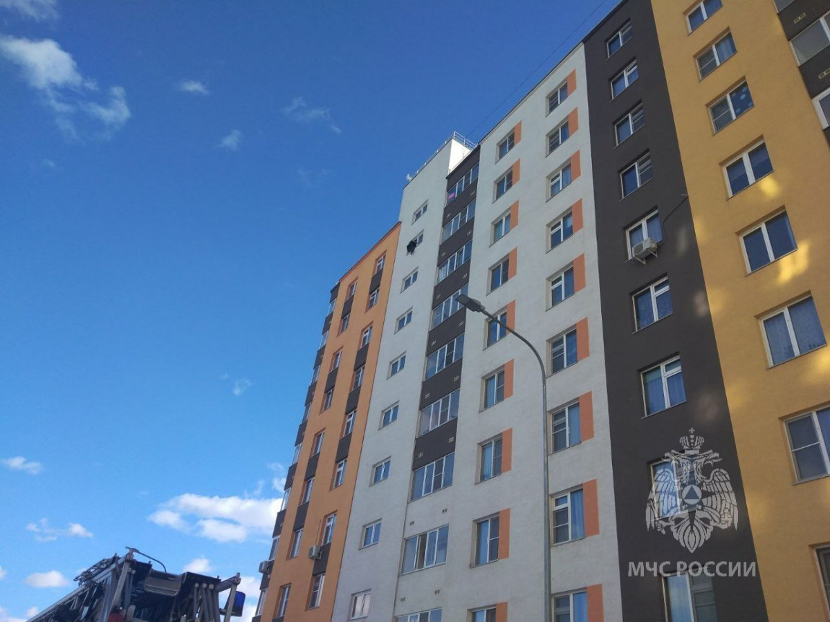 Мужчина угрожает спрыгнуть с девятого этажа дома на Бурнаковке