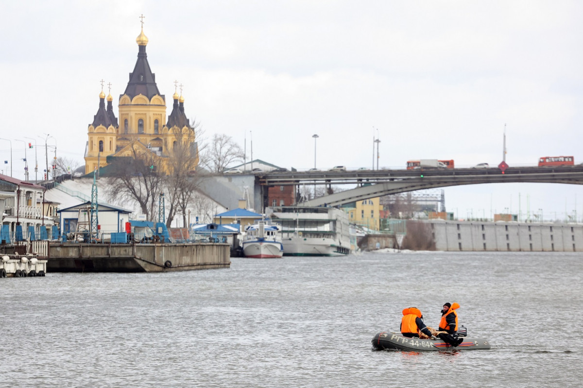 Тренировку по спасению людей на воде провели городские спасатели на акватории реки Оки