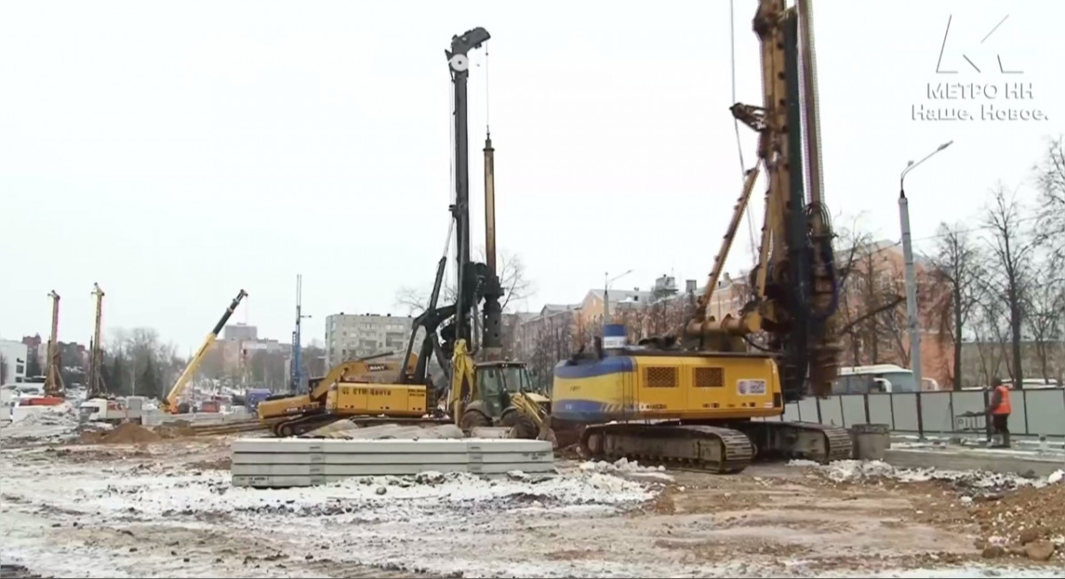 Заливка свай для котлована метро стартовала на площади Сенной