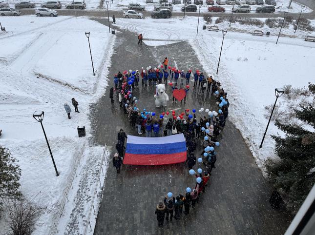Более 100 школьников и студентов приняли участие в акции «Крымская весна» в Советском районе
