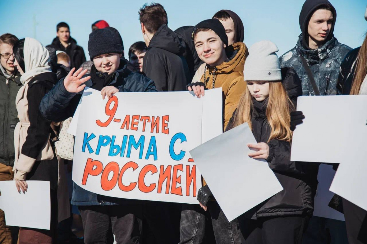 Флешмоб в честь воссоединения Крыма с Россией объединил 1 тысячу 200 нижегородцев