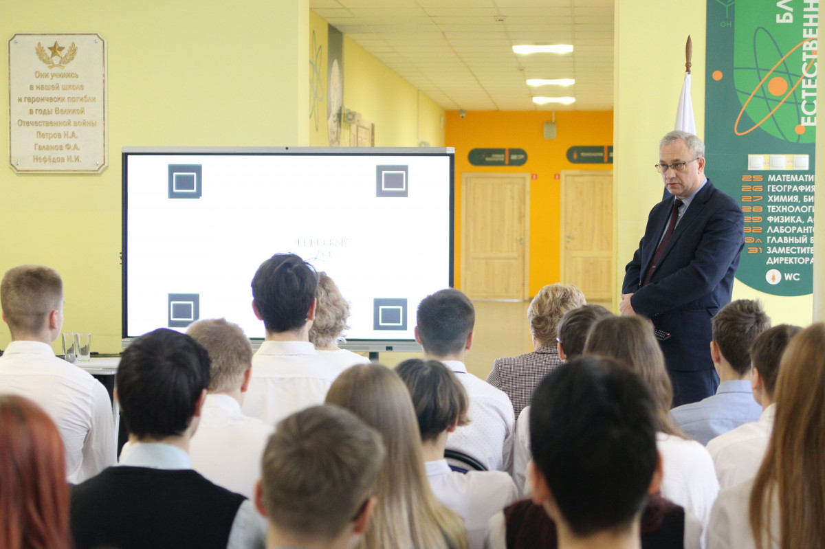 Глава Ленинского района Александр Кулагин провел открытый урок для школьников