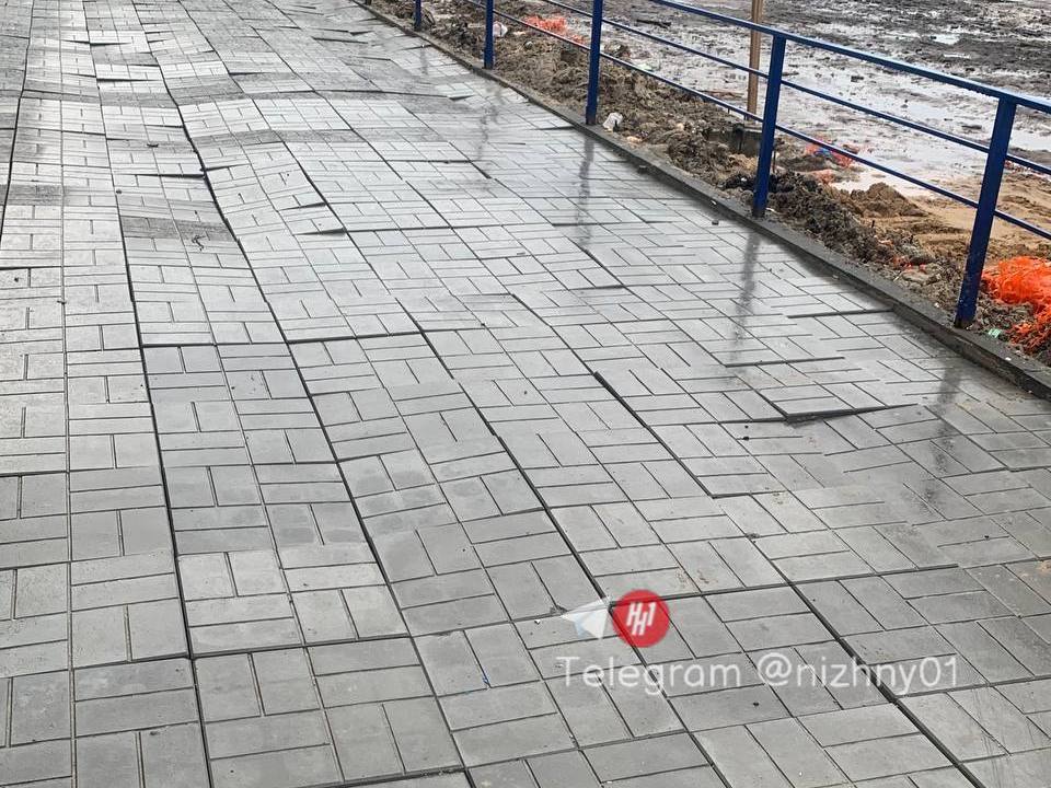Плитку криво уложили у нижегородской поликлиники