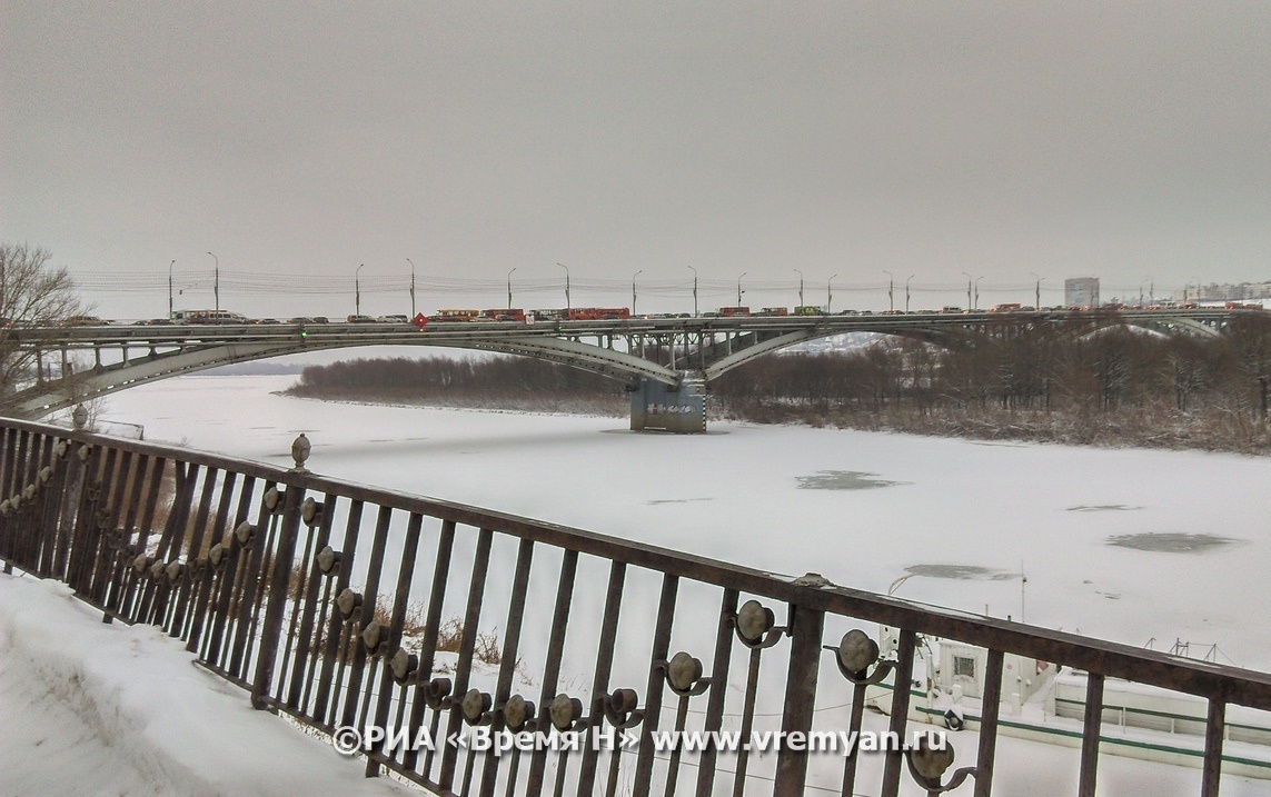 Нижегородец по льдинам перебежал на остров под мостом