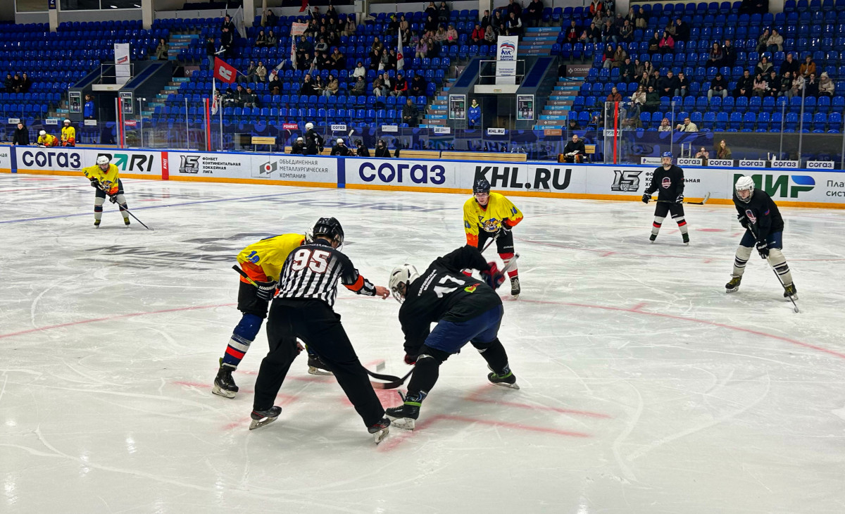 В Нижнем Новгороде прошел хоккейный матч между командами «Молодой Гвардии» и «Юнармии»
