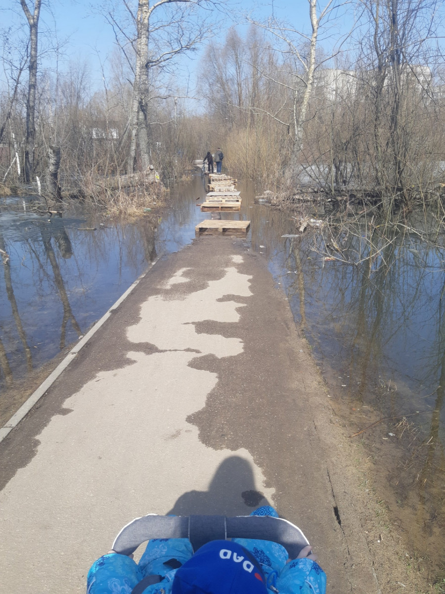 Нижегородцы пожаловались на затопленную дорогу в Московском районе