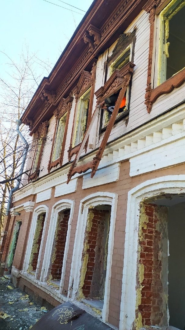 Наличники снимают с подготовленного к сносу старинного дома на площади Сенной