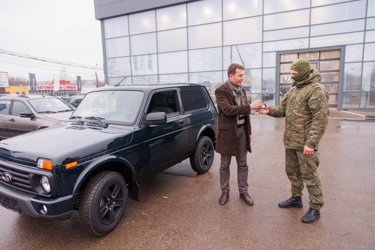 Российским бойцам передали «Ниву» в зоне СВО