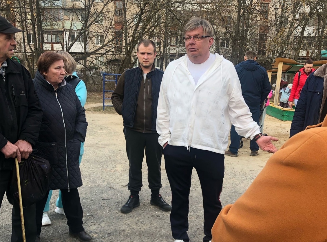 В Гордуме Дзержинска объяснили, зачем стерли надписи на кофте депутата