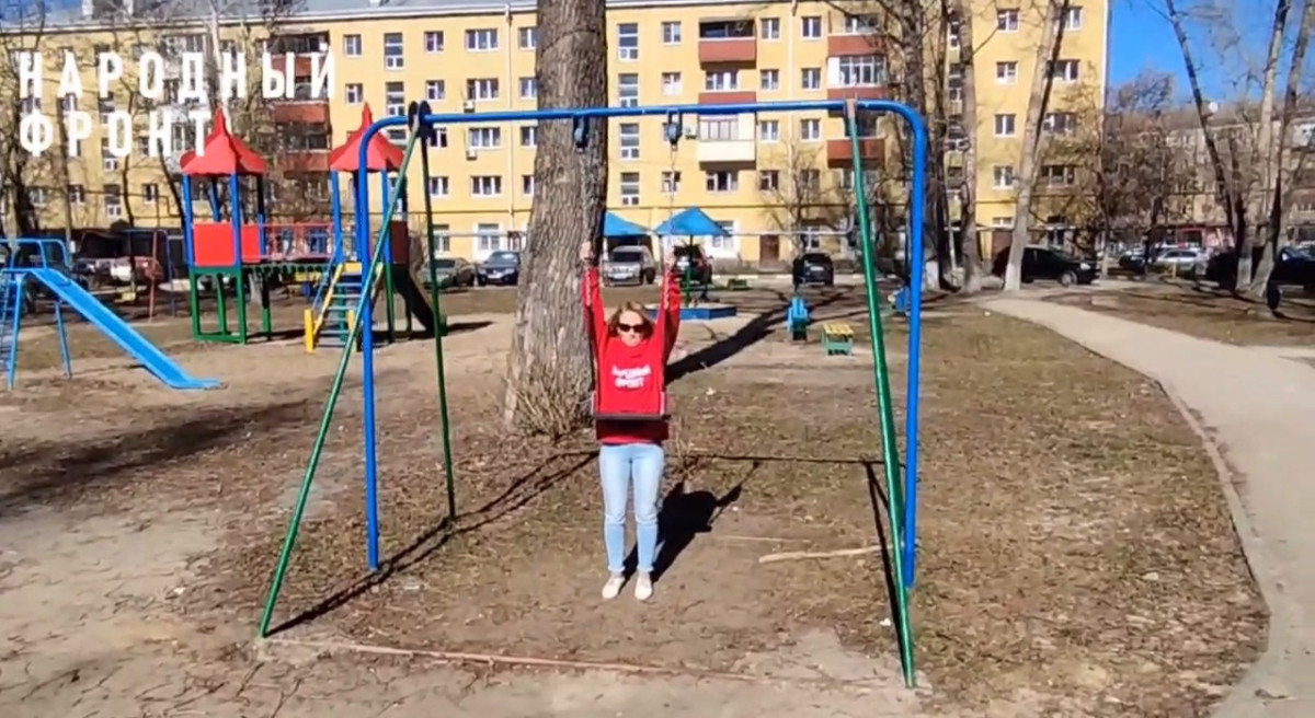 Опасные качели установили в Ленинском районе