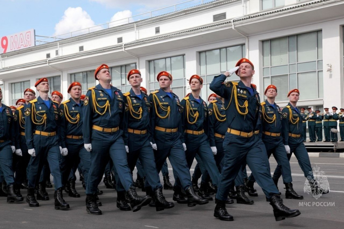 Нижегородские спасатели начали репетировать маршевую часть парада