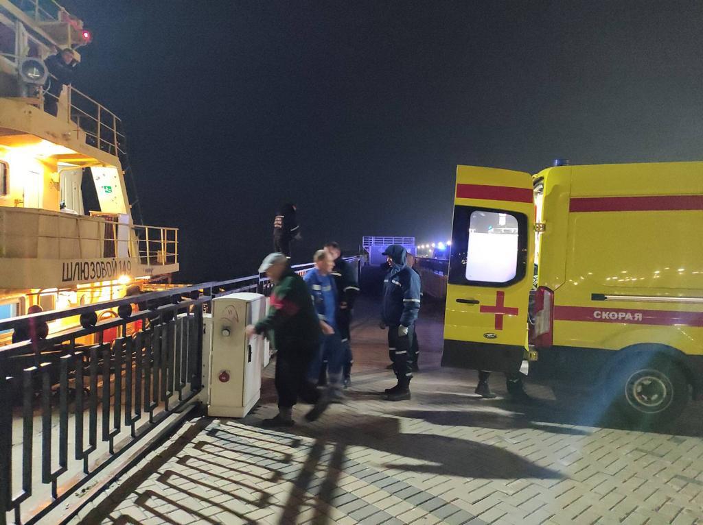 Нижегородские спасатели помогли эвакуировать больного с плавучего крана на Оке