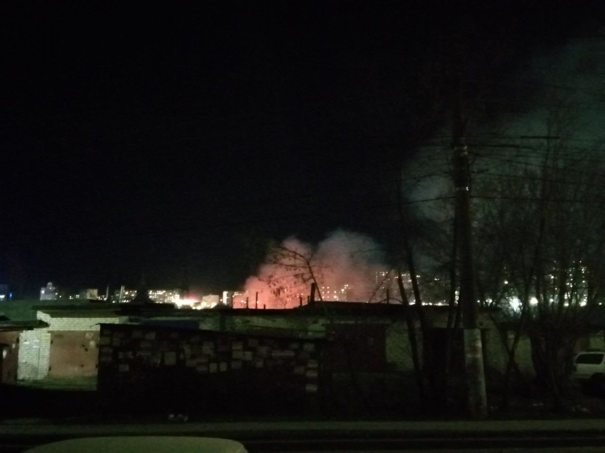 Гаражный массив горит в Советском районе Нижнего Новгорода