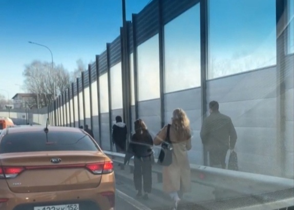 Нижегородцы выходят из автобусов и идут пешком из-за пробки в Ольгине