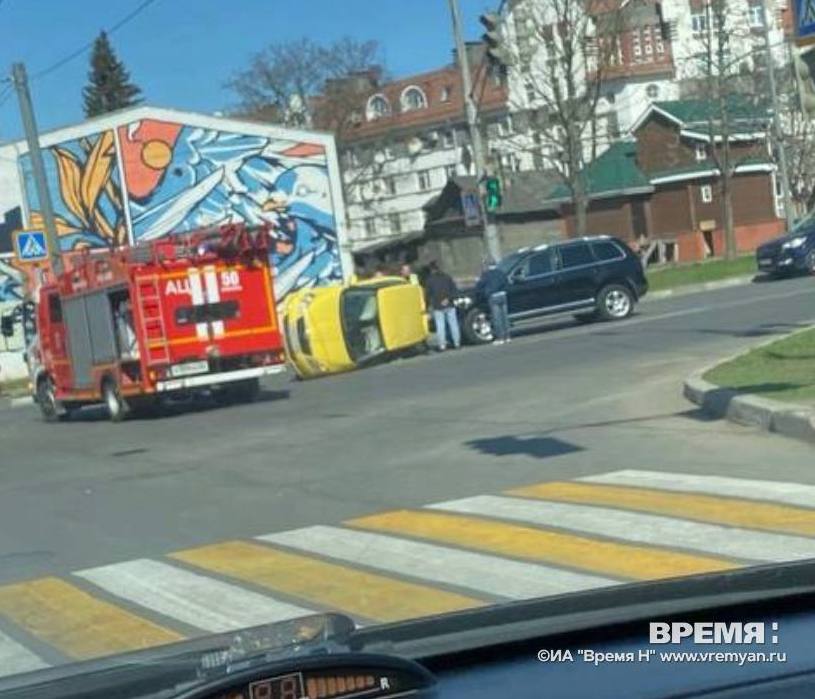 Автомобиль перевернулся на дороге в результате ДТП в Нижнем Новгороде