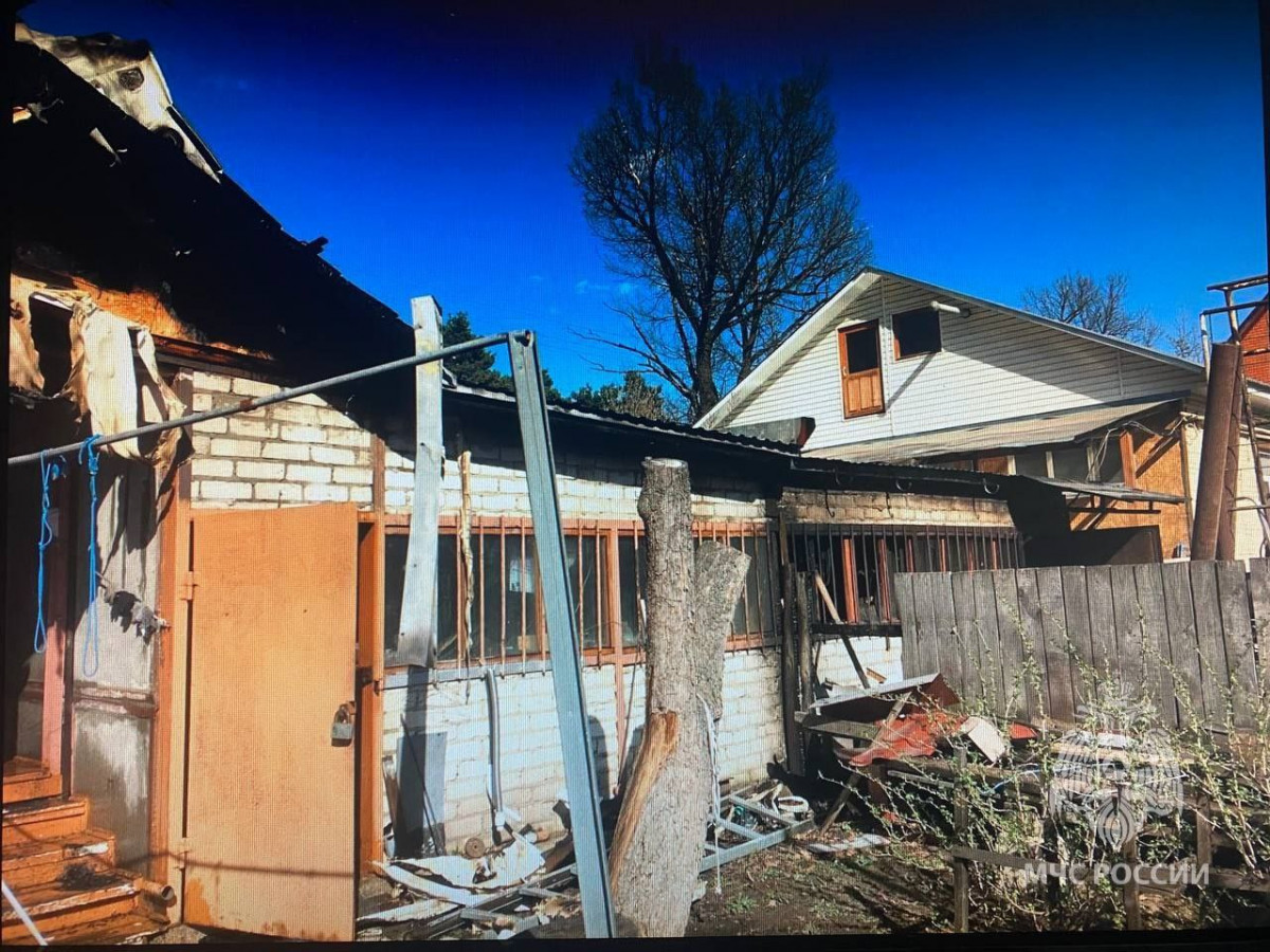 Чердак дома и два гаража обгорели в результате пожара в Балахне