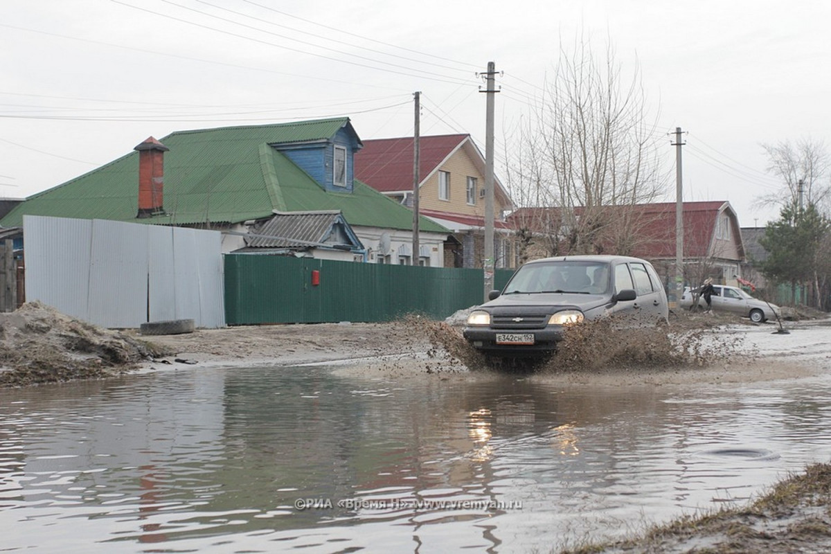 Автомобиль попал в водную ловушку на дороге Павлово — Тумботино