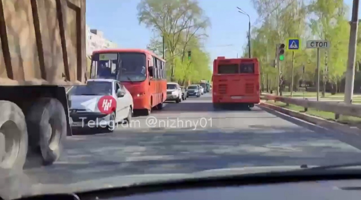 Огромная пробка образовалась около нижегородского кладбища на Радоницу