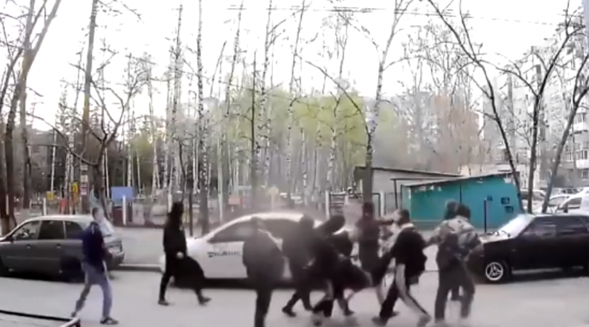 Толпа подростков в балаклавах устроила расправу над мужчиной на Автозаводе
