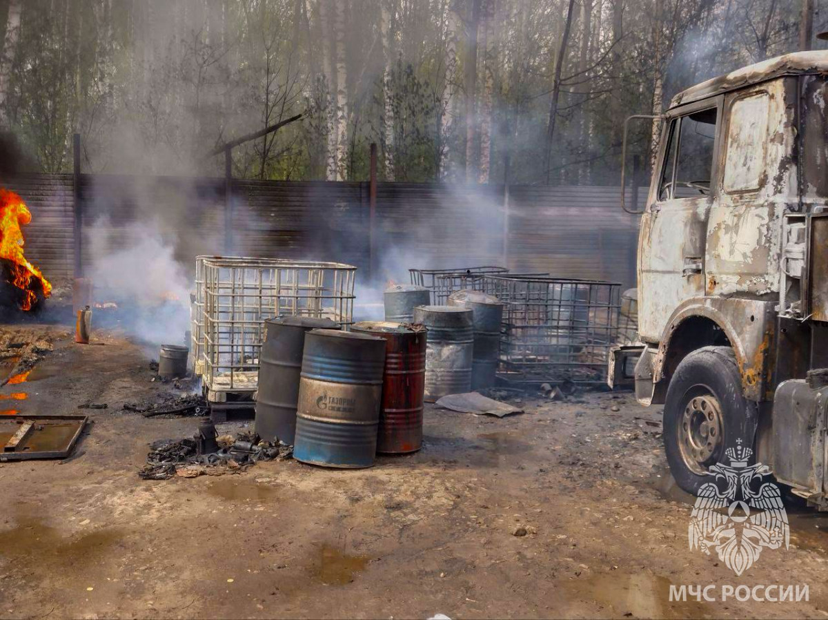 Пожар произошёл на стоянке бензовозов в Кстове