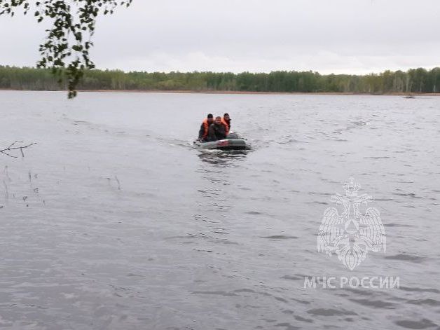 Спасатели спасли двух незадачливых рыбаков на Бору