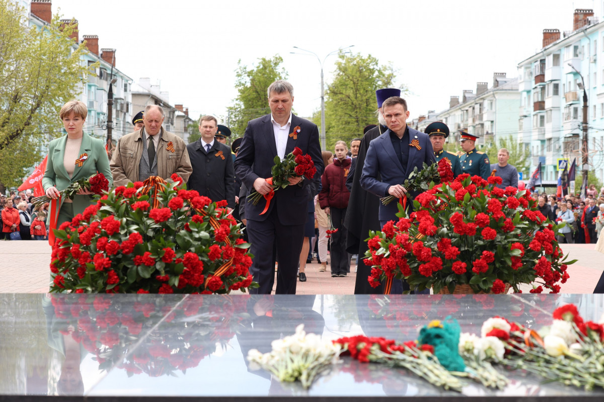 Церемония возложения цветов к Вечному огню открыла празднование Дня Победы в Дзержинске