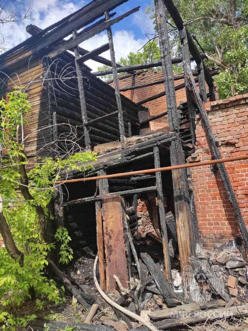 Расселенный дом сгорел на улице Алеши Пешкова в Нижнем Новгороде