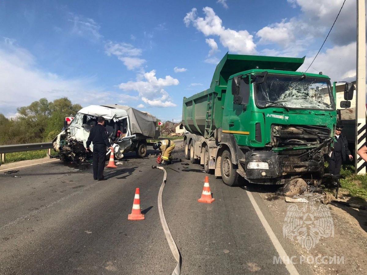 Два человека погибли при столкновении грузовиков в Нижегородской области