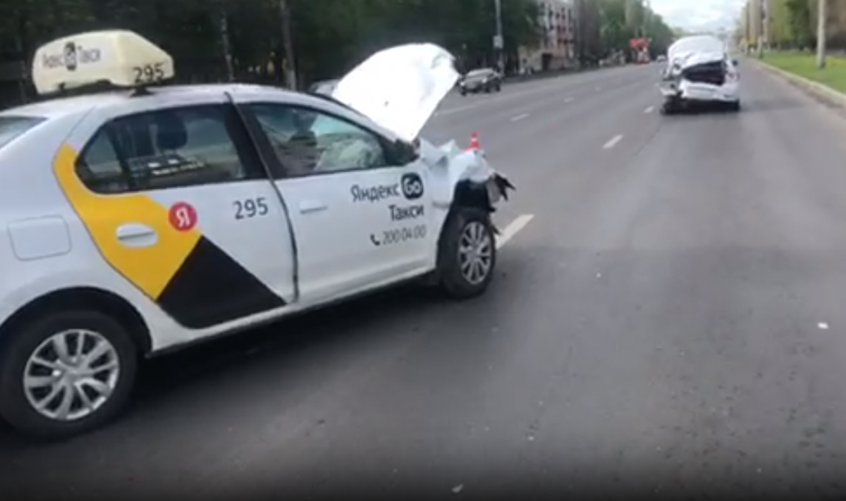Таксист устроил ДТП на проспекте Ленина в Нижнем Новгороде 14 мая
