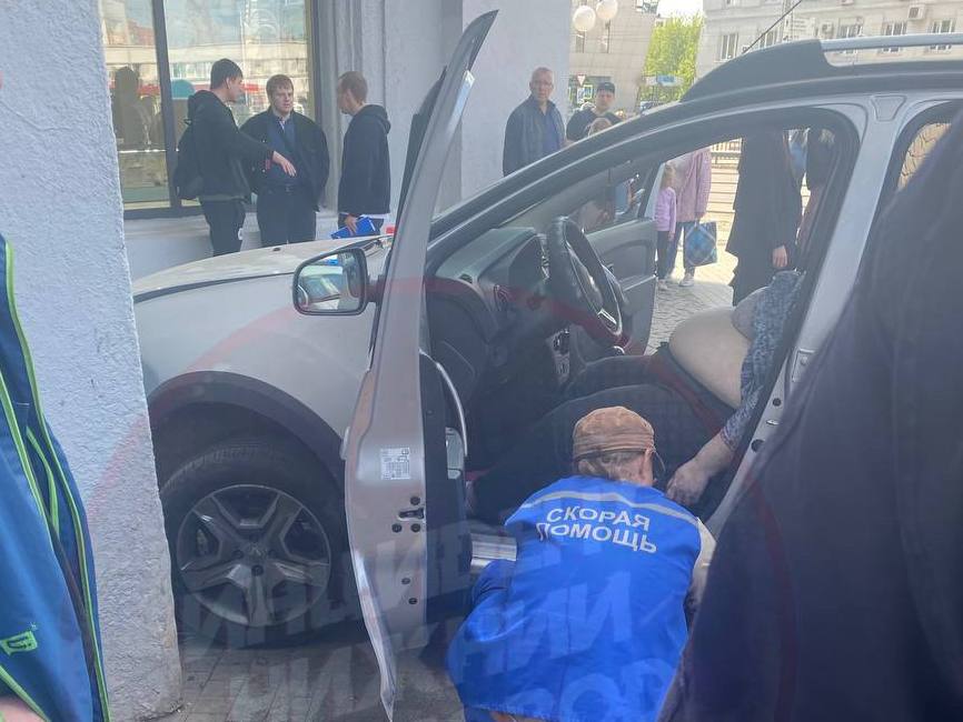 Автомобиль врезался в нижегородский ЦУМ
