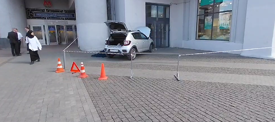 Появилось видео с места аварии в Нижнем Новгороде, где автомобиль врезался в ЦУМ