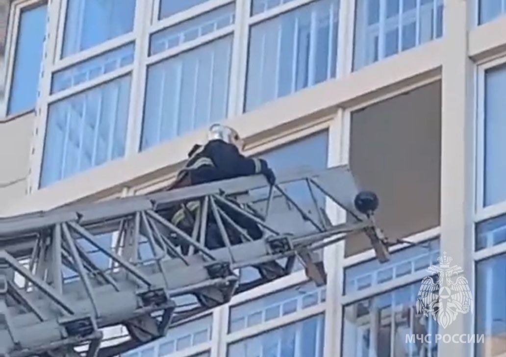 4-летнего мальчика, оставленного без присмотра, спасли с балкона многоэтажки