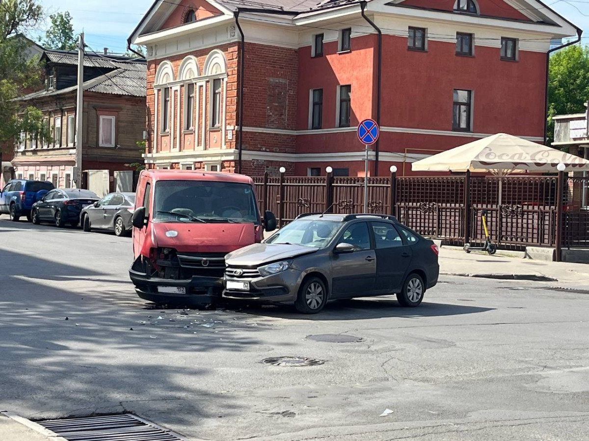 Два автомобиля столкнулись в центре Нижнего Новгорода