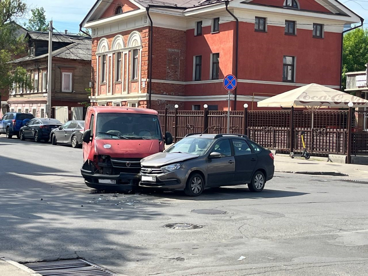 Два автомобиля столкнулись в центре Нижнего Новгорода