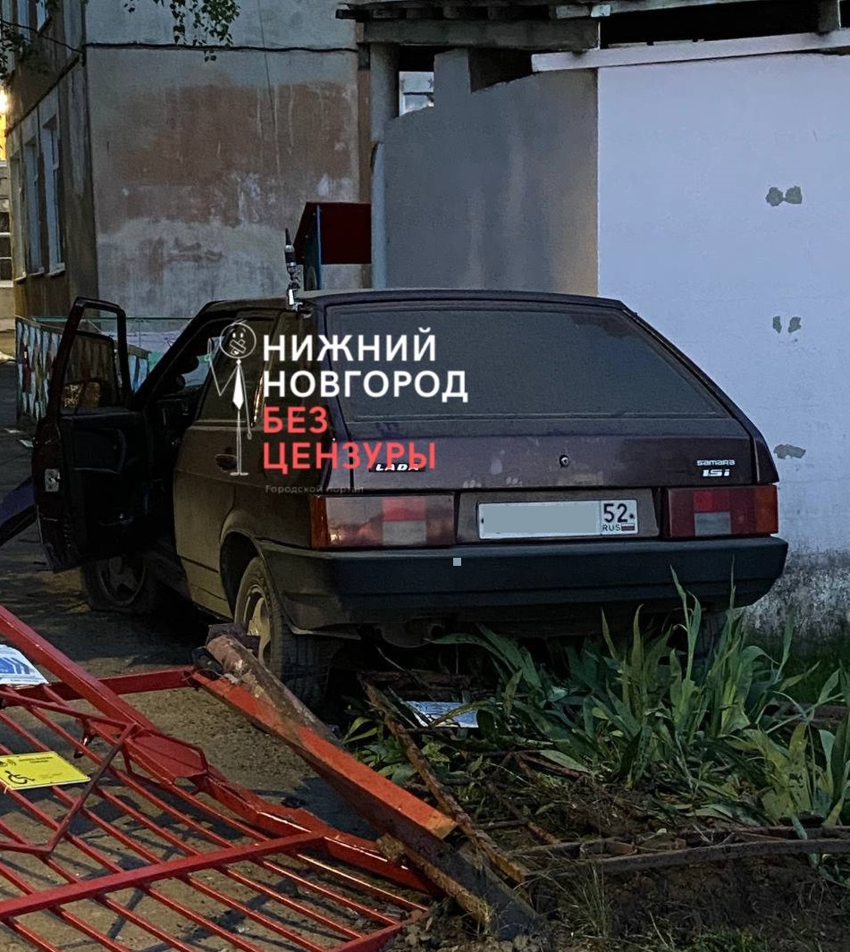 Пьяный водитель влетел в детский сад в Сормове