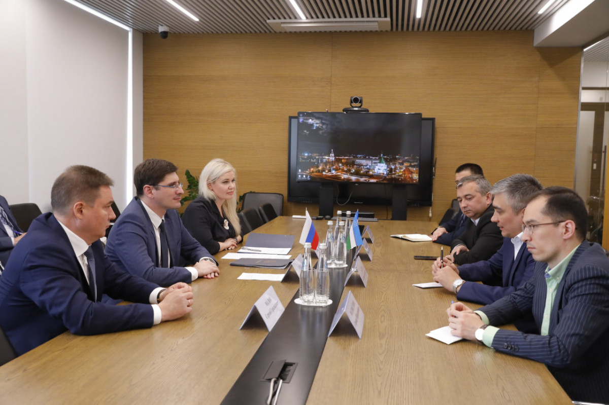 Андрей Саносян провел рабочую встречу с делегацией Республики Узбекистан