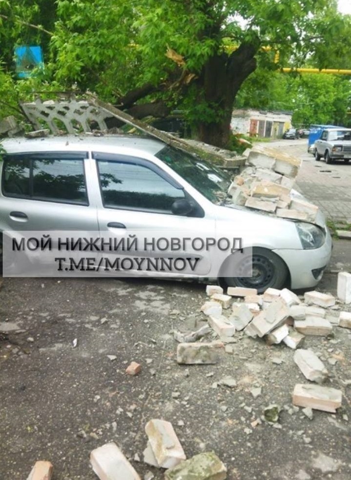 Кирпичный забор рухнул на автомобиль в Нижнем Новгороде