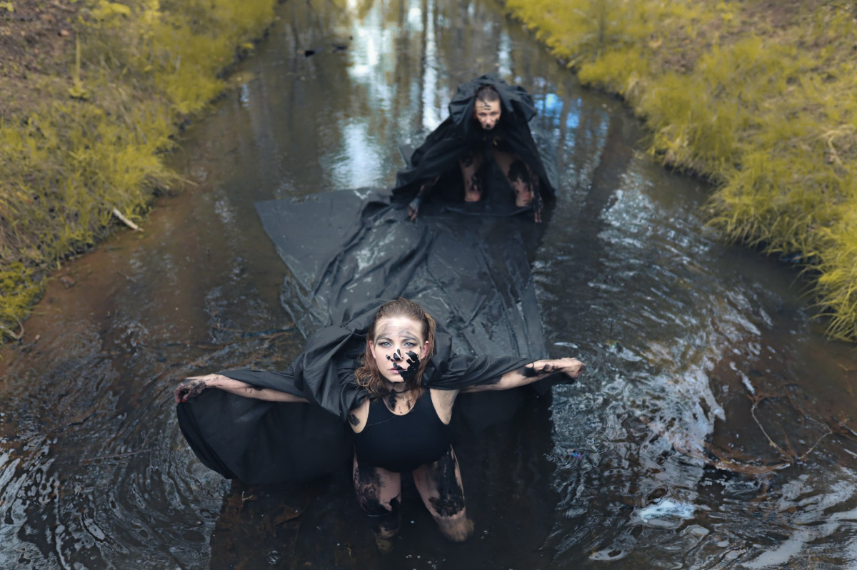 Актеры искупались в нефтепродуктах в загрязненной речке под Дзержинском