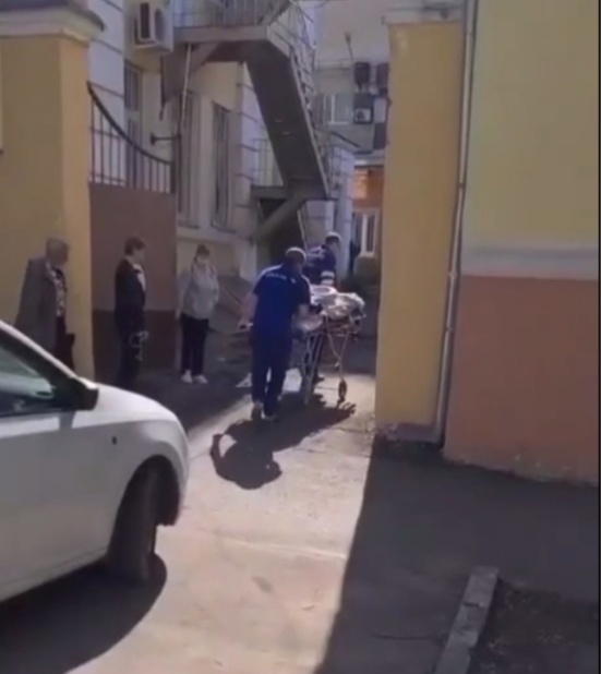 Нижегородский водитель перекрыл проезд к больнице на улице Костина