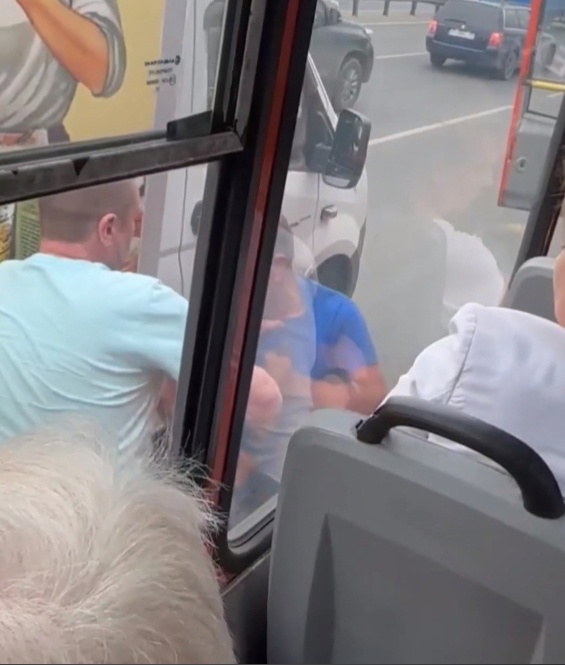 Водители маршруток стали выяснять отношения на глазах пассажиров в Нижнем Новгороде